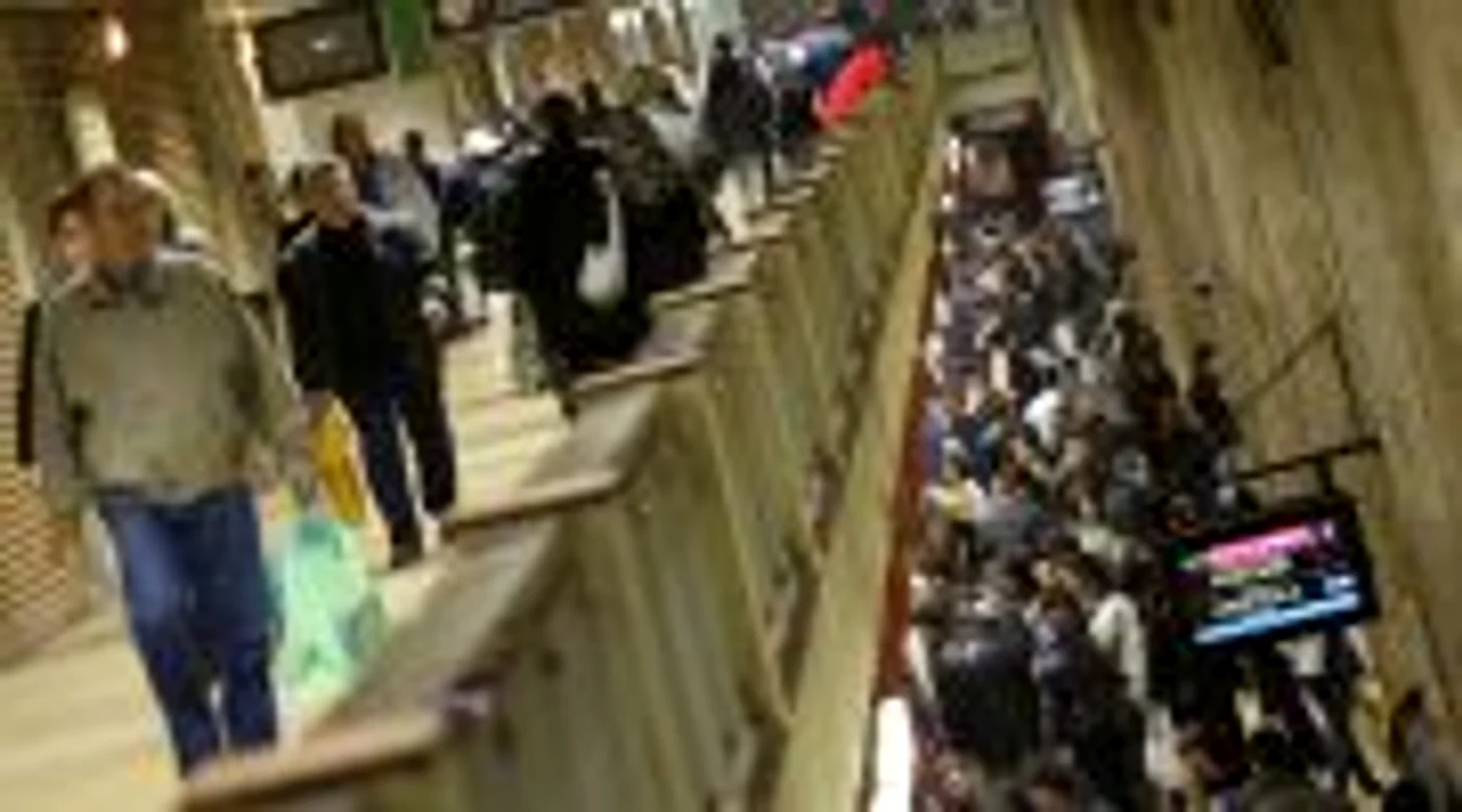 Circa 40.000 de oameni trec zilnic pe la staţia de metrou Unirii. FOTO: ADEVARUL