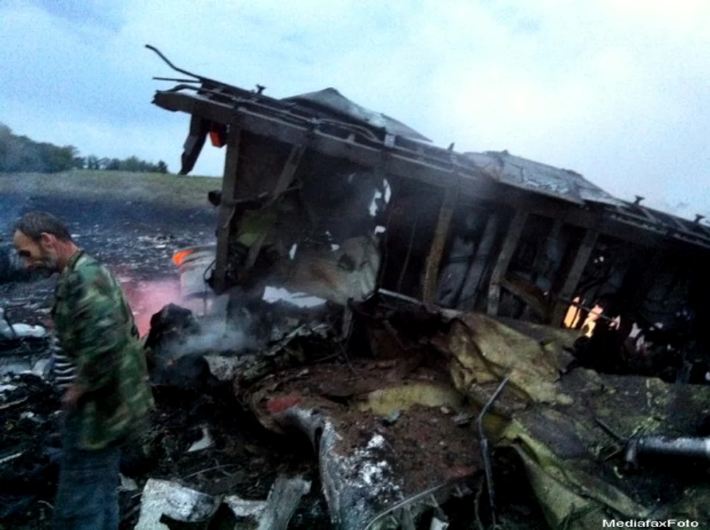 
    La bordul avionului prăbuşit se aflau 298 de persoane, dintre care 15 erau membri ai echipajului  