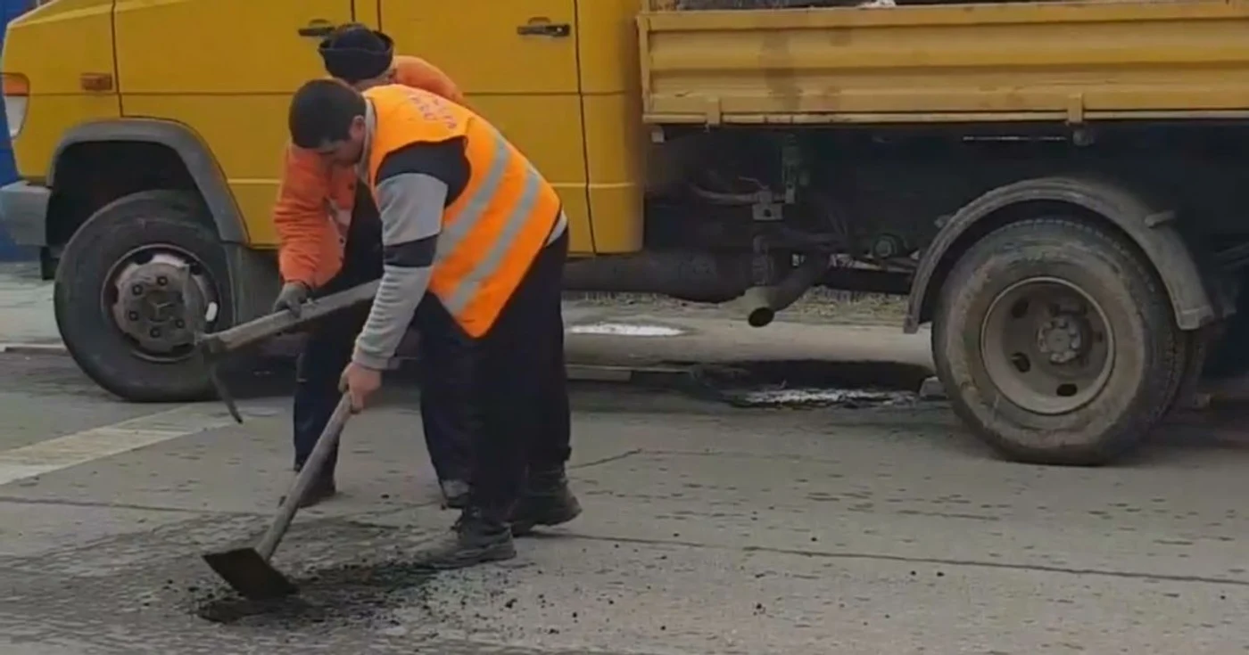 Gropile sunt reparate cu unelte rudimentare