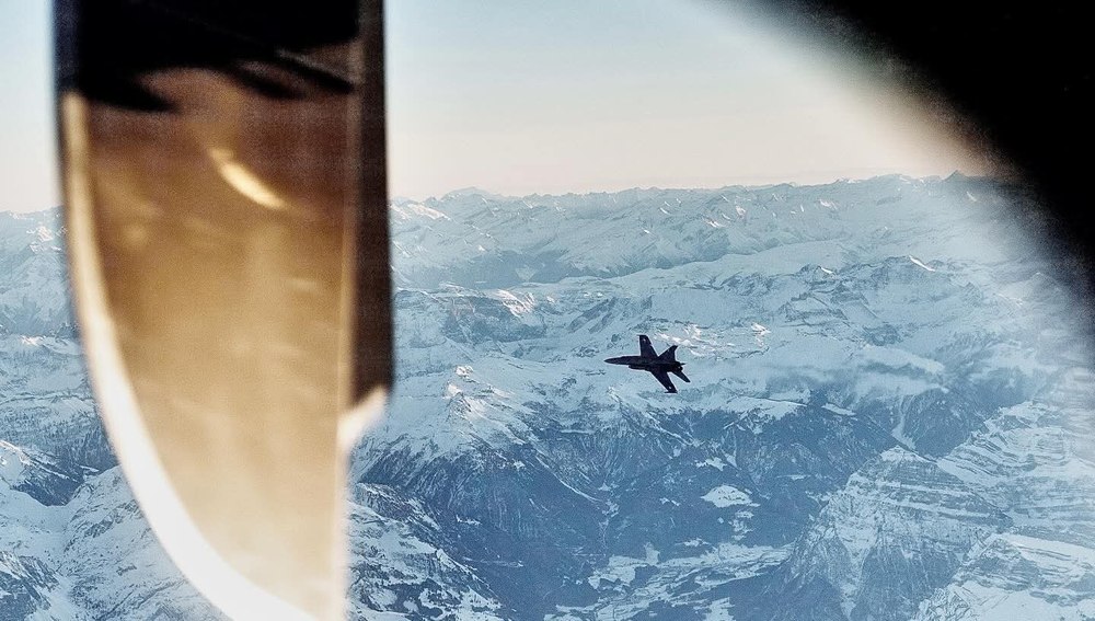 Nicușor Dan s-a întors în România, după blocajul provocat de zăpadă la Paris. Aeronava Spartan, escortată de două F-18