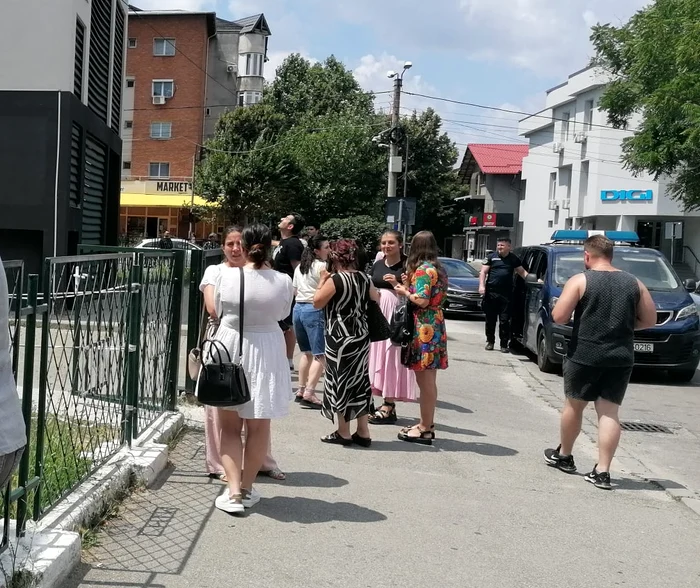persoane_in_fata_unei_scoli_la_concurs_titularizare_2026_slatina_foto_alinna_mitran