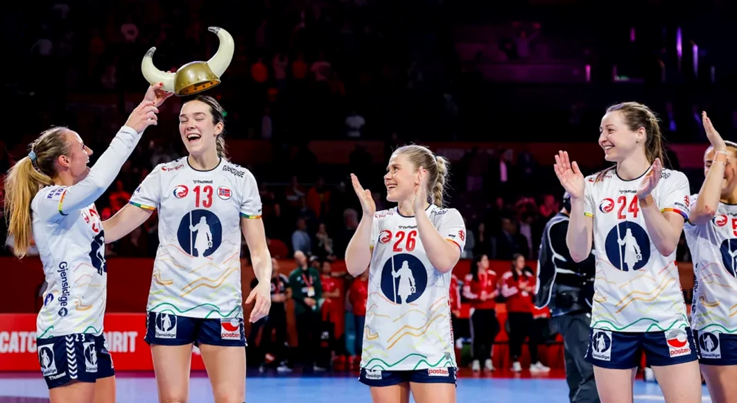 Danezele au trecut de favorita Franța. Foto EHF