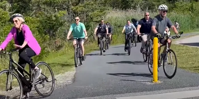 Joe Biden și soția, pedalând, cu câteva momente înainte de accident. Foto: Captură You Tube