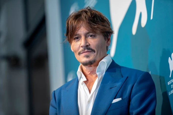 Johnny Depp, răsfățat de o roșcată tinerică și focoasă