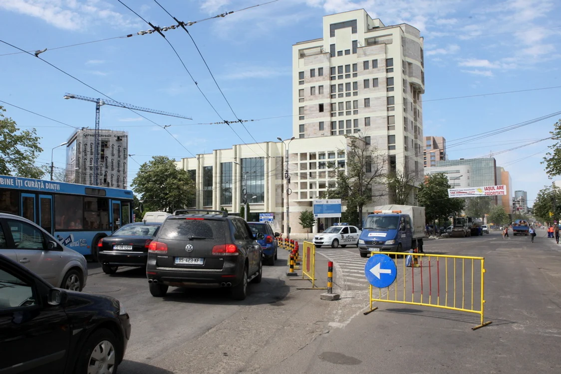 Aglomeraţie de nedescris în traficul din zona Podu Roş
