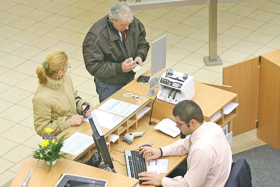 
    Cele mai mari dobânzi  oferite de bănci pentru  depozite depăşesc  cu puţin 2% pe an  pentru lei şi 1,5%  pe an pentru euro  