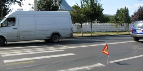 Bacău: Tânără izbită de o maşină pe „zebră”