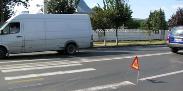 Bacău: Tânără izbită de o maşină pe „zebră”