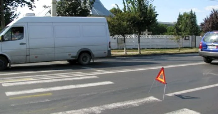 Bacău: Tânără izbită de o maşină pe „zebră”