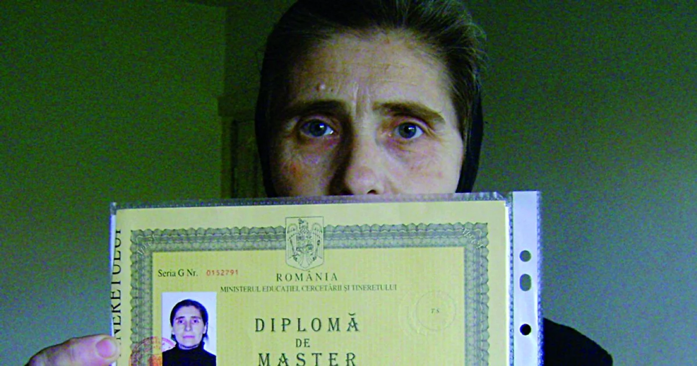 Viorica Paşcalău s-a resemnat în a face curat, deşi are studii superioare. Foto: Renate Simion