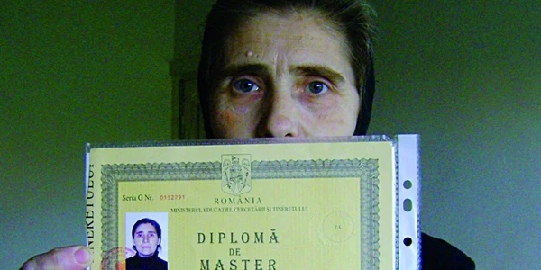 Viorica Paşcalău s-a resemnat în a face curat, deşi are studii superioare. Foto: Renate Simion