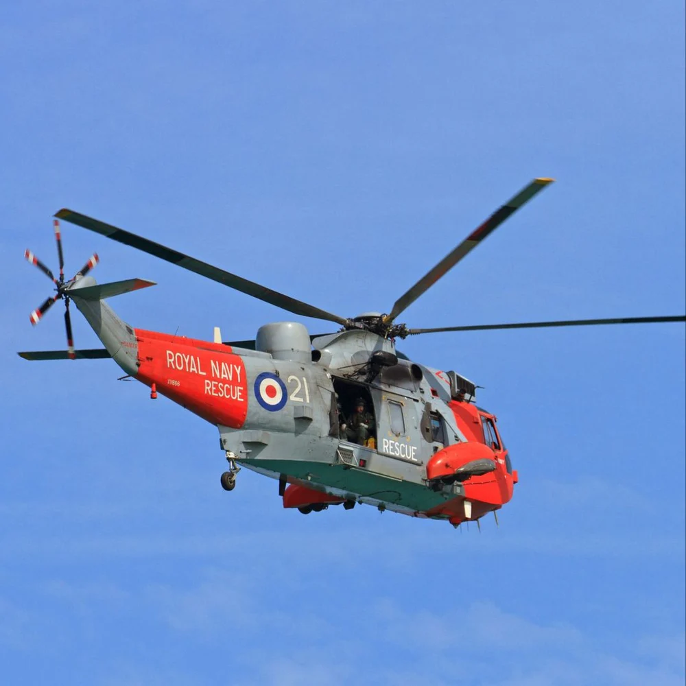 Un elicopter al Marinei Regale britanice, prăbușit pe un câmp din Devon: mai multe drumuri au fost închise, iar întreaga zonă a fost izolată