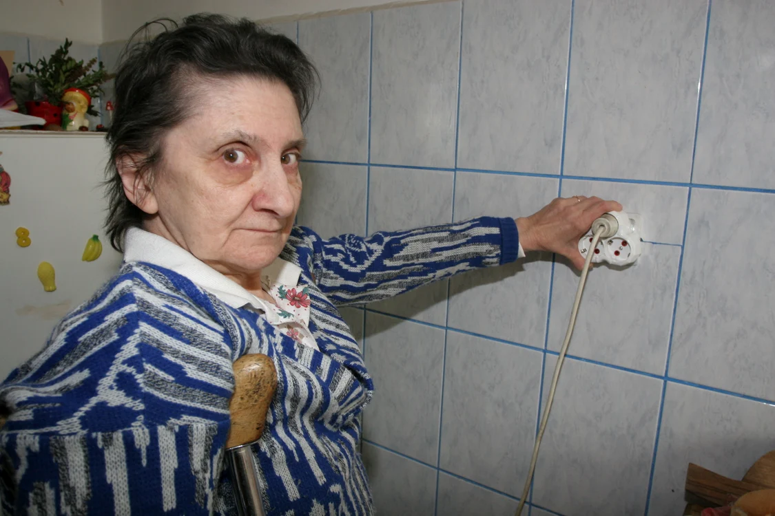 
    Cât timp va fi oprit curentul, e bine să vă scoateţi aparatele din priză  