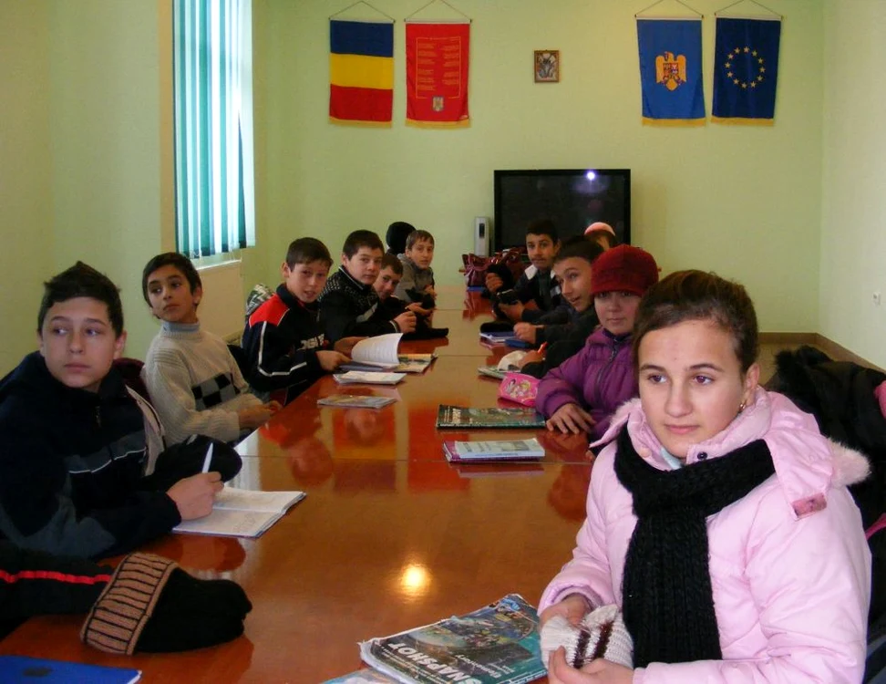 Copiii învaţă în sala de şedinţe