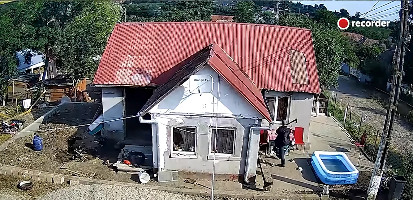 Gânj a mers înarmat cu un topor la locuința fostei partenere. FOTO: captură video YouTube/Recorder