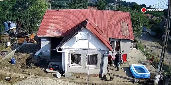 Gânj a mers înarmat cu un topor la locuința fostei partenere. FOTO: captură video YouTube/Recorder
