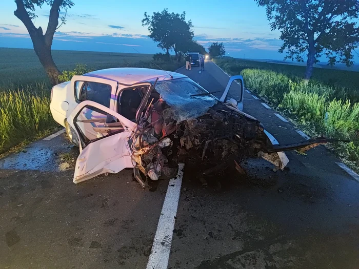 Din mașină nu a mai rămas decât un morman de fiare contorsionate FOTO IPJ Galați
