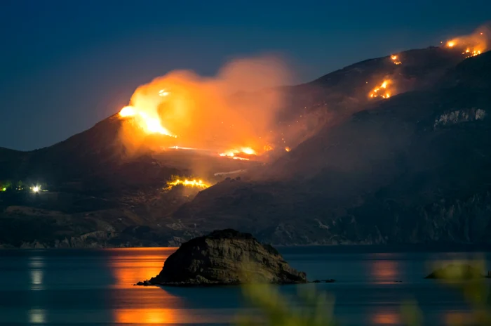 Temperaturile ridicate din ultimul timp au dus la risc crescut de incendii de vegetațieFoto: Shutterstock