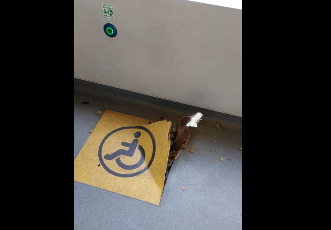 Podeaua tramvaiului, străpunsă de un obiect metalic Foto: Info Trafic București și Ilfov/Cristina M.