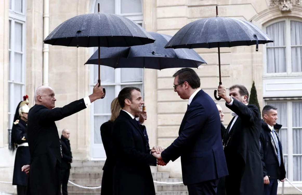 Emmanuel Macron primindu-l la Palatul Elysee pe Aleksandar Vucici FOTO EPA
