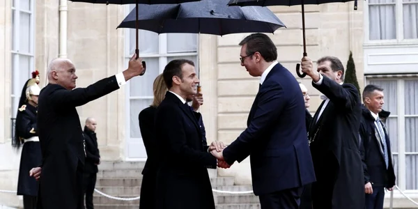 Emmanuel Macron primindu-l la Paris pe Aleksandar Vucici FOTO EPA