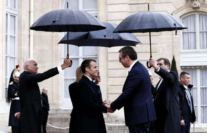 Emmanuel Macron primindu-l la Palatul Elysee pe Aleksandar Vucici FOTO EPA