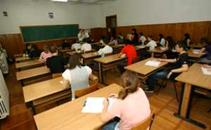 Doi elevi suceveni au fost eIiminaţi din examen pentru tentativă de fraudă. FOTO: Arhiva Adevărul