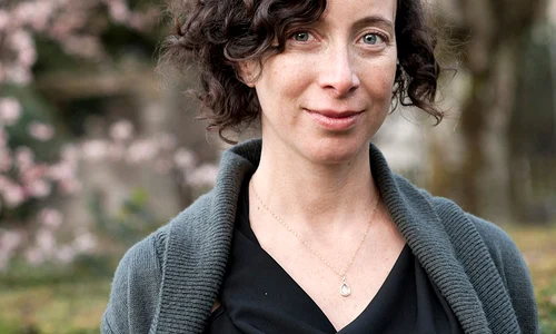 „Sper ca literatura să i facă pe oameni să şi verse cafeaua pe masă“ – interviu cu Ayelet GUNDAR GOSHEN jpeg