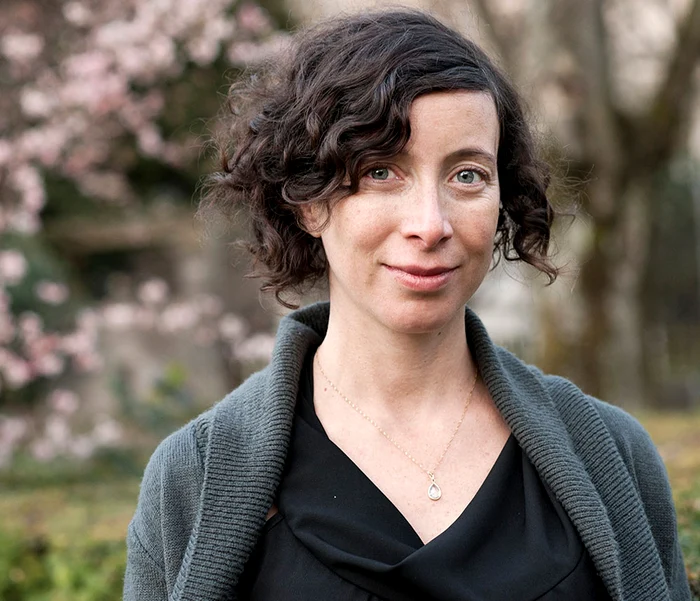 „Sper ca literatura să i facă pe oameni să şi verse cafeaua pe masă“ – interviu cu Ayelet GUNDAR GOSHEN jpeg