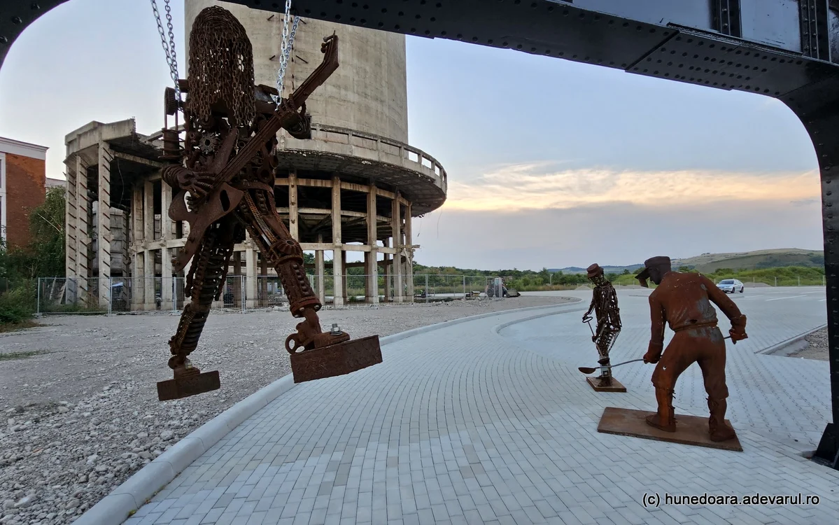 Statuetele oțelarilor. Foto: Daniel Guță. ADEVĂRUL