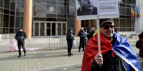 Câteva zeci de persoane protestează în fața Primăriei Sectorului 2 față de demolarea statuii lui Mircea Vulcănescu, colaborator și ministru în regimul Antonescu, în București. FOTO Inquam Photos / Octav Ganea