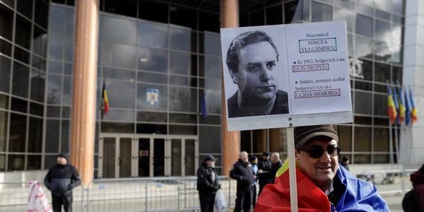 Câteva zeci de persoane protestează în fața Primăriei Sectorului 2 față de demolarea statuii lui Mircea Vulcănescu, colaborator și ministru în regimul Antonescu, în București. FOTO Inquam Photos / Octav Ganea