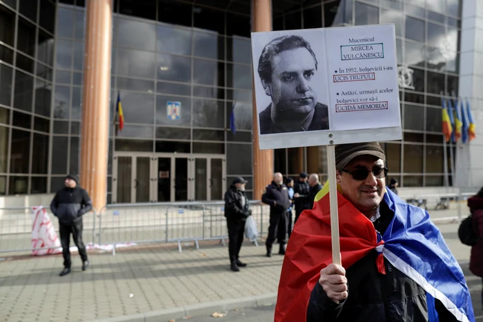 Protest față de demolarea statuii lui Mircea Vulcănescu/ FOTO/ Inqam Photos