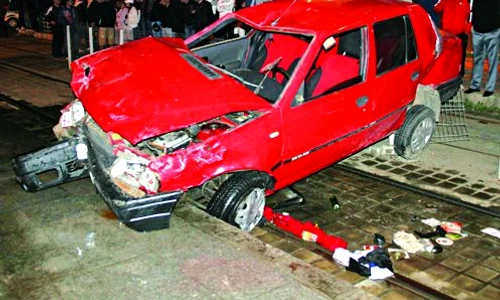 Un şofer imprudent a izbit cu maşina două femei care aşteptau tramvaiul în sta  ţie pe strada Sebastian  Una a murit  jpeg