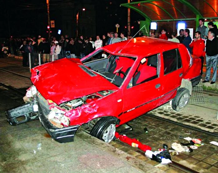 Un şofer imprudent a izbit cu maşina două femei care aşteptau tramvaiul în sta- ţie pe strada Sebastian. Una a murit.