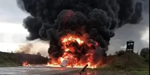 Bombardier rus cuprins de flăcări FOTO Captură via Daily Mail png