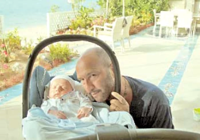 
    Walter Zenga stă în  permanenţă alături  de Walter jr.  