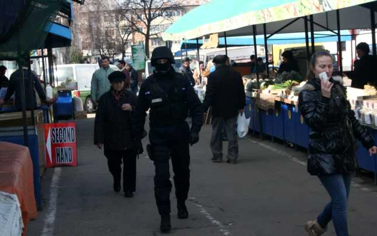 Jandarmii au descins cu mascaţii la Poliţia Pieţii  FOTO: Ştefan Borcea
