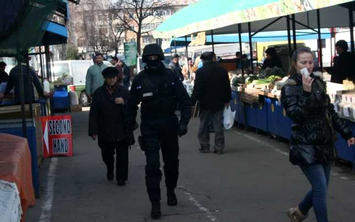 Jandarmii au descins cu mascaţii la Poliţia Pieţii FOTO: Ştefan Borcea