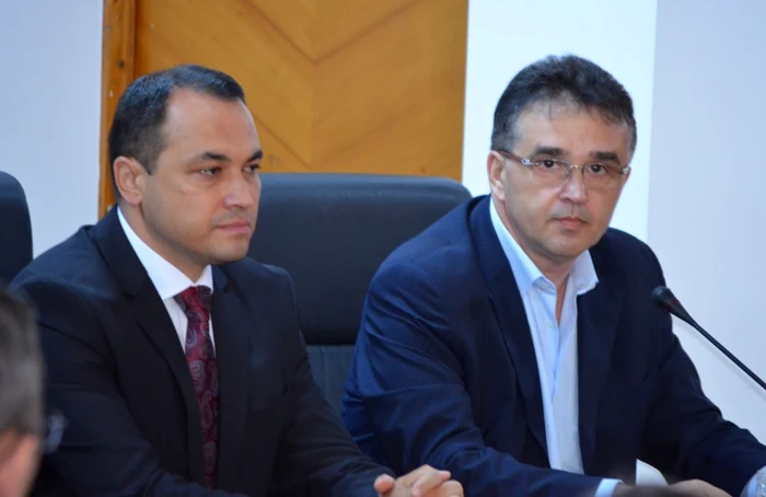 Primarul Cristi Misăilă, mustrat de Marian Oprişan  FOTO: Ştefan Borcea