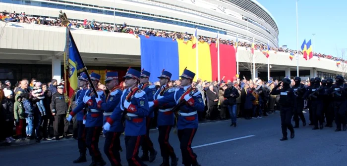 Defilarea a avut loc în premieră prin faţa noului Stadion Municipal