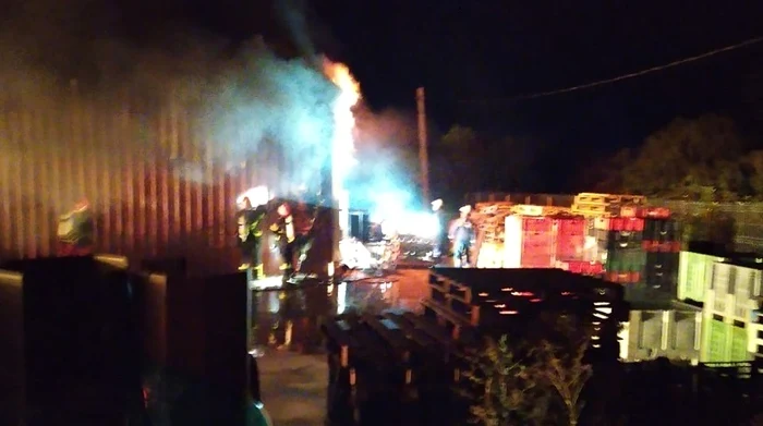 
    Incendiu în FocșaniFoto News.ro  