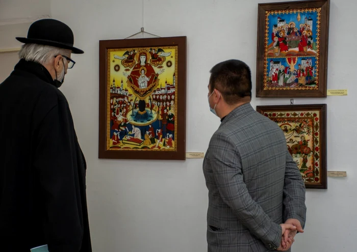 ÎPS Calinic spune că expoziţia este o mângâiere pentru suflet. Foto: CJ Argeş