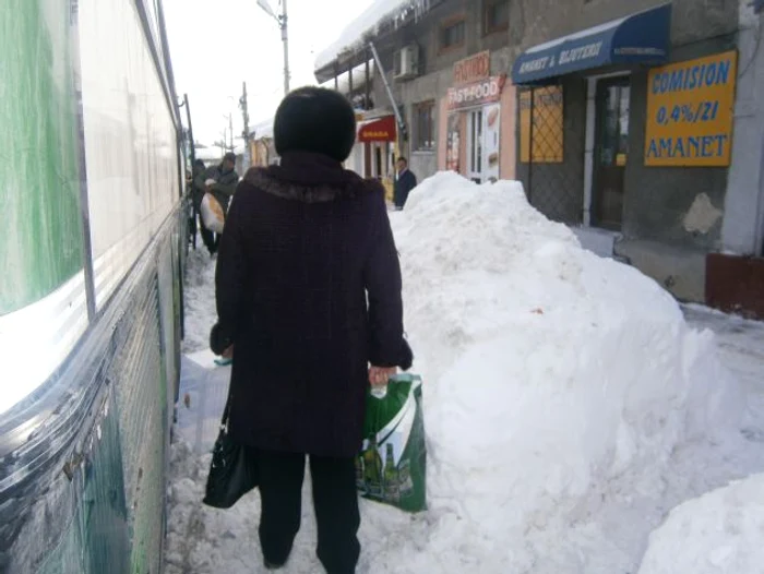 Călătorii îşi fac curaj ca sa urce in autobuz