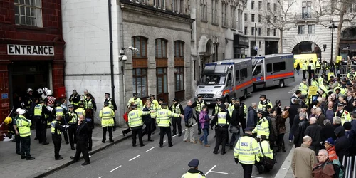 Politia, ambulanţa şi pompierii au repetat o posibilă intervenţie antitero în timpul JO * Foto: Reuters