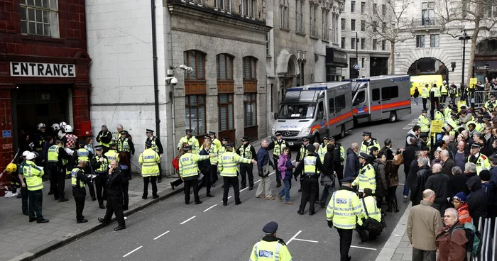 Politia, ambulanţa şi pompierii au repetat o posibilă intervenţie antitero în timpul JO * Foto: Reuters