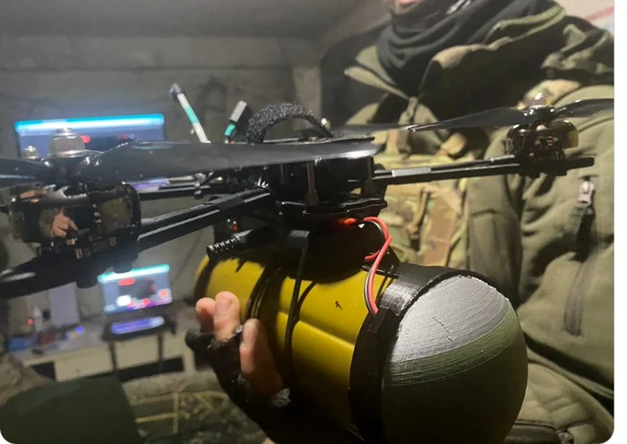 Drone de curse FPV au apărut pe câmpul de luptă din Ucraina FOTO Twitter/ OSINTtechnical