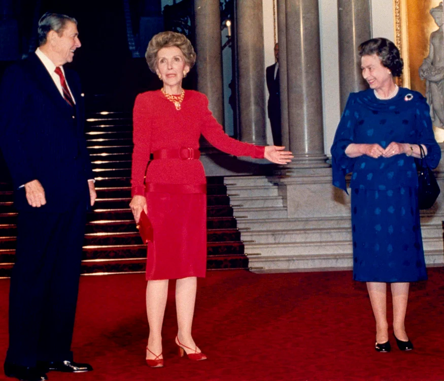 Soții Reagan și Regina Elisabeta