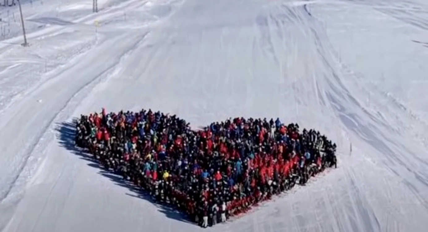 Schiorii s-au strâns pe pârtie în formă de inimă  FOTO Captură video