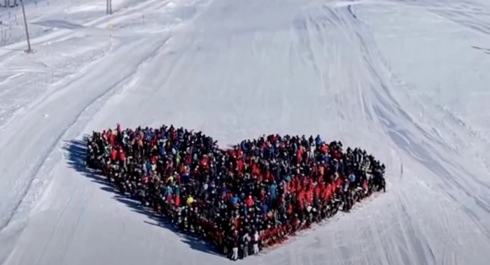 VIDEO Omagiul emoționant adus de schiorii din Crans-Montana celor 40 de morți în incendiul din barul „Constellation”